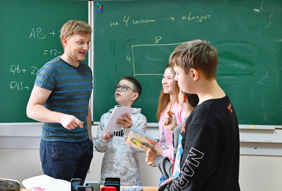 Попередній перегляд медіа Як українським школярам за кордоном не втратити високий рівень навчання? Маємо відповідь